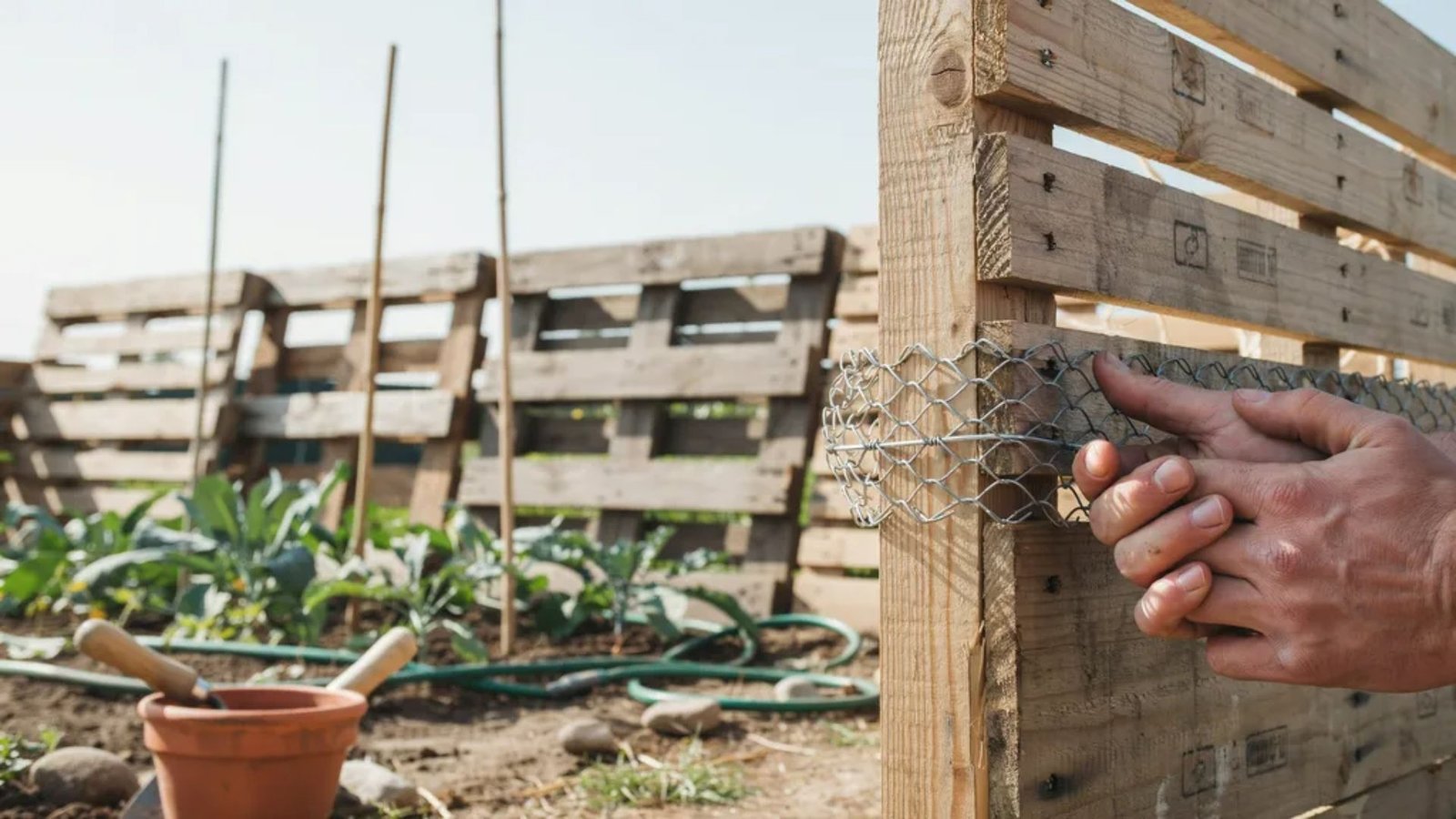 using cattle panel as a flexible hinge for a no dig pallet gate.